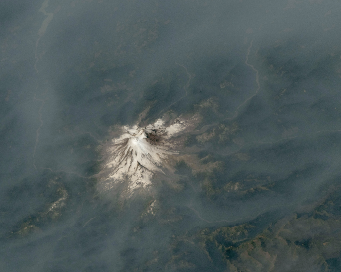 Wildfire smoke blankets volcanoes across the Pacific Northwest | Space photo of the day for Aug. 17, 2026