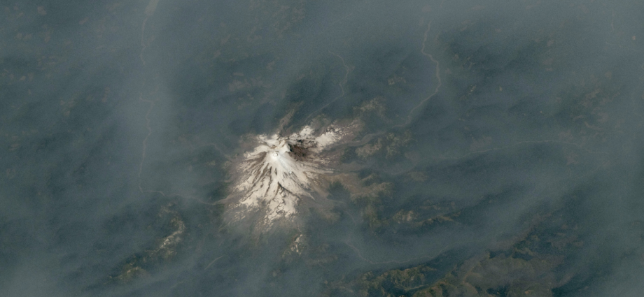 Wildfire smoke blankets volcanoes across the Pacific Northwest | Space photo of the day for Aug. 17, 2026