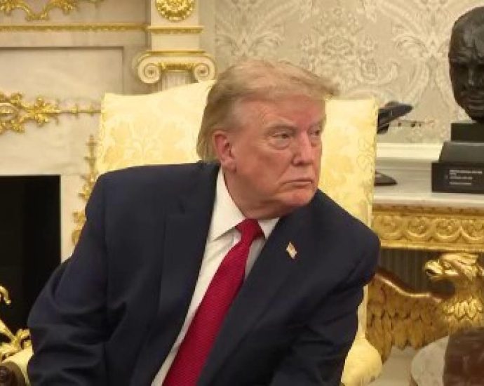 the-traitor-threatens-to-bomb-oman-if-it-interferes-with-strait-of-hormuz-deal