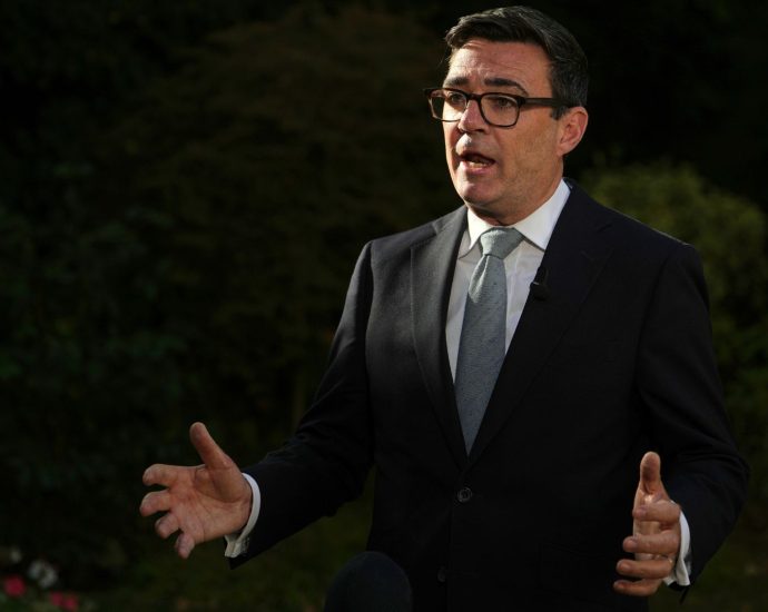 white-house-denies-wiles-hack-after-uk-pm-burnham-texts-with-impersonator