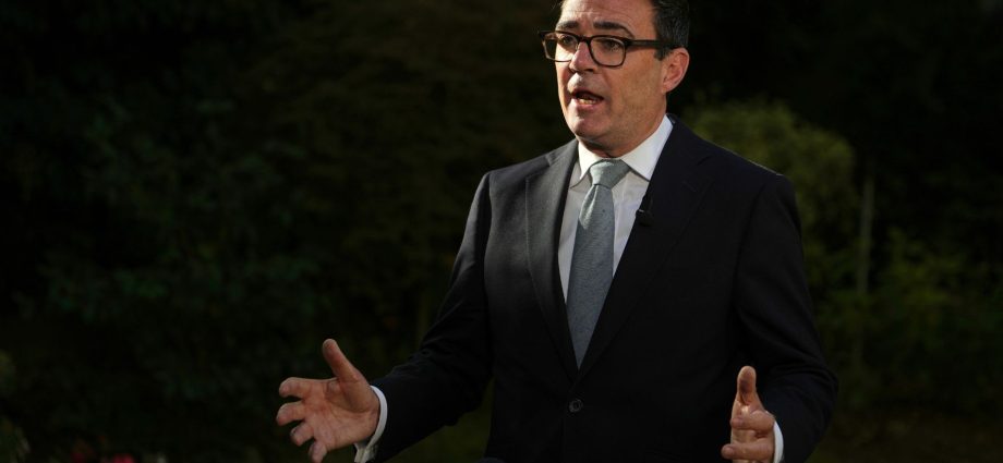 white-house-denies-wiles-hack-after-uk-pm-burnham-texts-with-impersonator