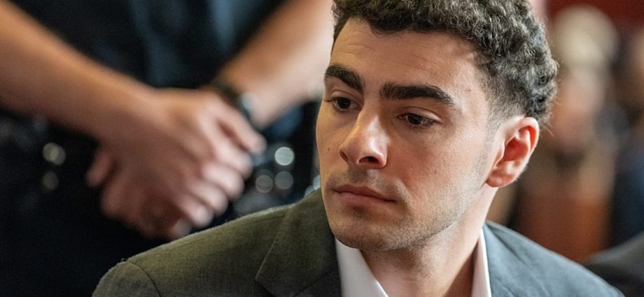 luigi-mangione’s-state-murder-trial-effectively-postponed-after-federal-guilty-plea-in-double-jeopardy-claim