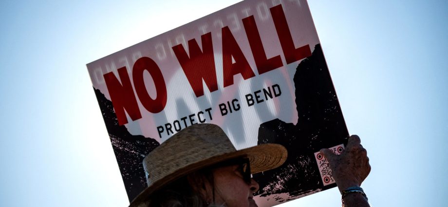 dhs-pauses-contentious-big-bend-construction 