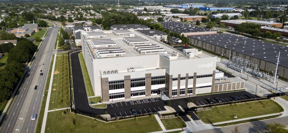 largest-us-grid-floats-paying-data-centers-to-shut-off-during-power-scarcity