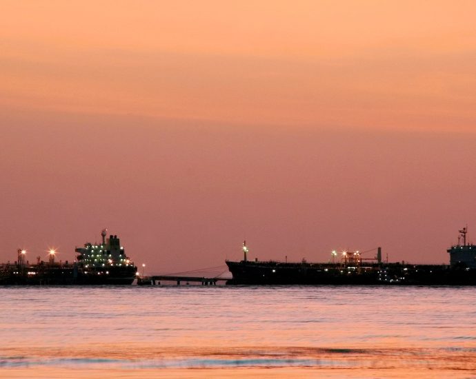 us-refineries-taking-in-half-of-venezuela’s-oil-output,-official-says
