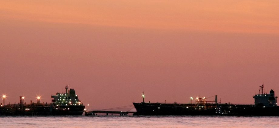 us-refineries-taking-in-half-of-venezuela’s-oil-output,-official-says