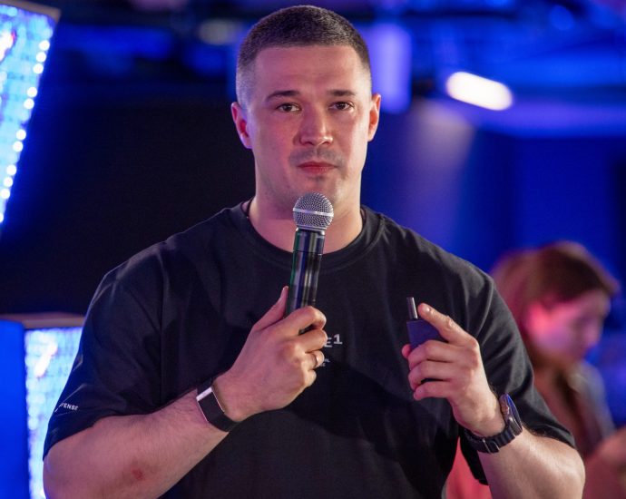 ukraine’s-ousted-defence-minister-calls-for-elections-during-war