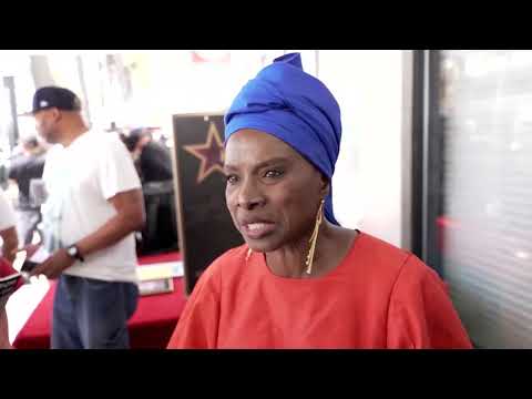 angelique-kidjo-first-black-african-artist-to-gain-hollywood-star