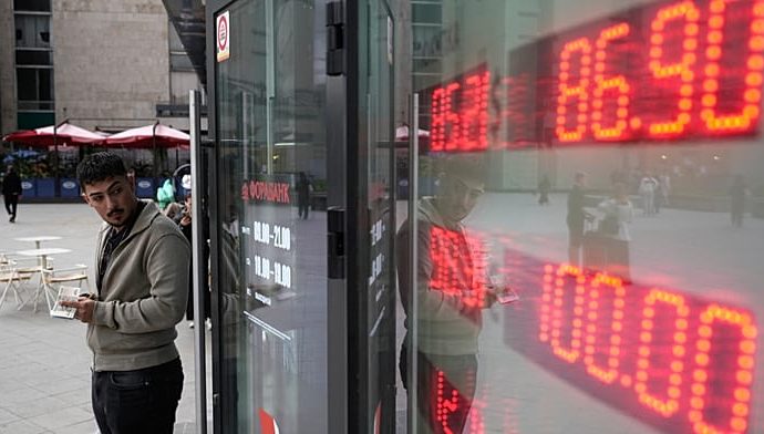 russians-pull-billions-from-banks-fearing-kremlin-will-seize-savings-for-war