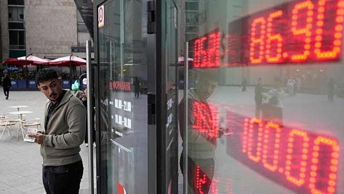 russians-pull-billions-from-banks-fearing-kremlin-will-seize-savings-for-war