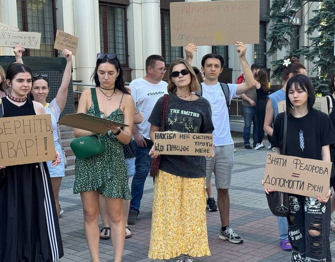 “fedorov-instead-of-khmara”:-ukrainian-protesters-outside-parliament-greet-news-of-new-defense-minister’s-appointment-with-disapproval