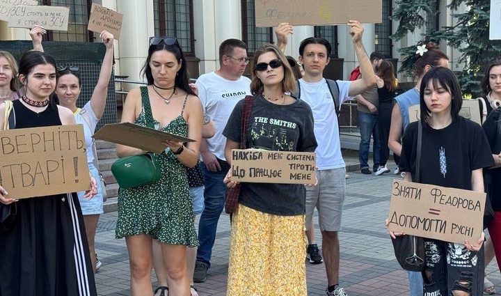 “fedorov-instead-of-khmara”:-ukrainian-protesters-outside-parliament-greet-news-of-new-defense-minister’s-appointment-with-disapproval