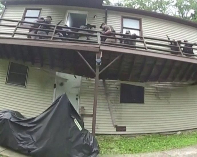 bodycam-captures-police-team-falling-when-deck-collapses-in-missouri