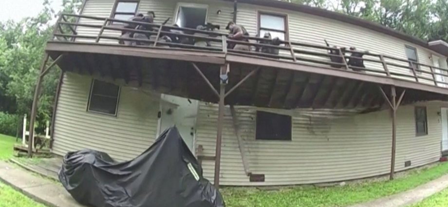 bodycam-captures-police-team-falling-when-deck-collapses-in-missouri