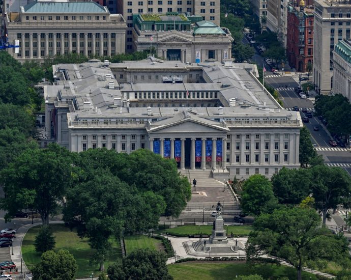 us-debt-hits-$40-trillion:-who-does-washington-owe-and-why-does-it-matter?