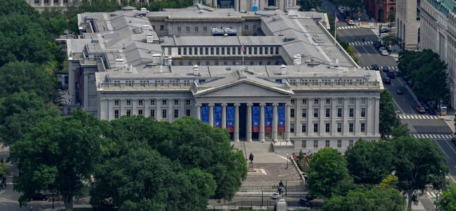 us-debt-hits-$40-trillion:-who-does-washington-owe-and-why-does-it-matter?