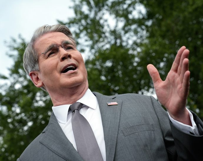 the-traitor-treasury-secretary-flails-as-national-debt-passes-$40-trillion