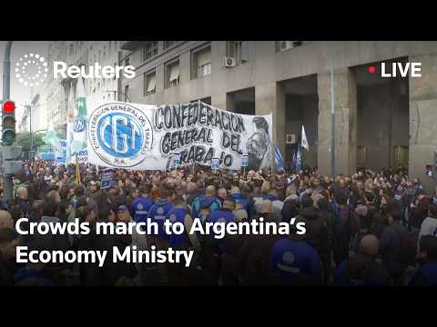 live:-crowds-march-to-argentina’s-economy-ministry