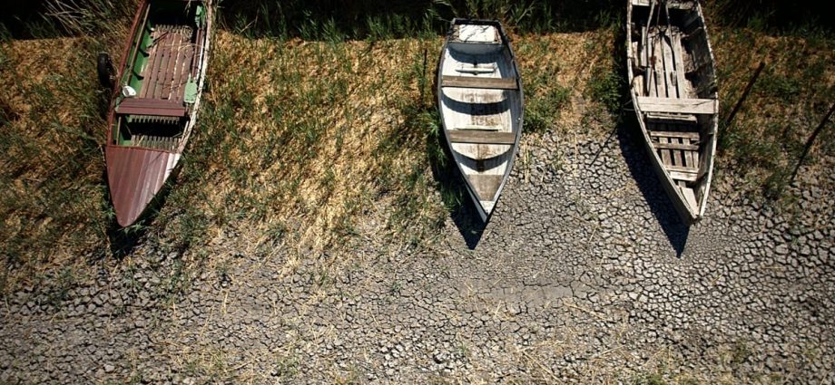 hungary’s-lakes-and-rivers-hit-record-lows-as-severe-drought-deepens
