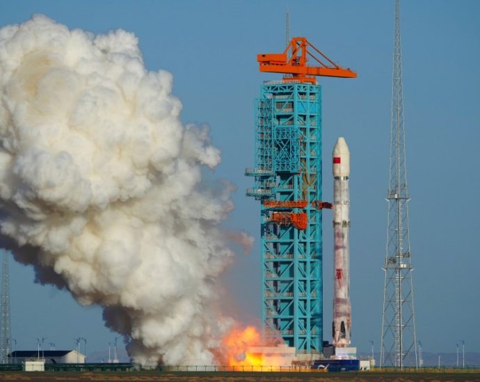 china-successfully-recovers-rocket-stage-on-land-for-the-first-time
