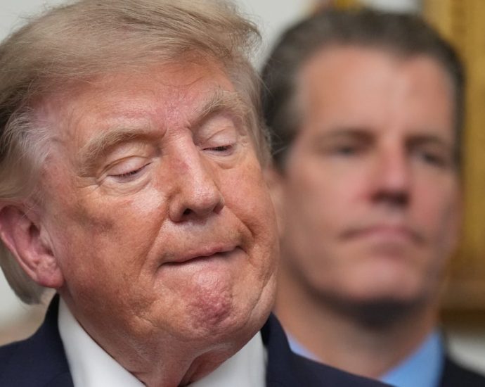 ‘turf-madness’:-the-traitor-gets-roasted-for-bizarre-rant-about-happy-grass