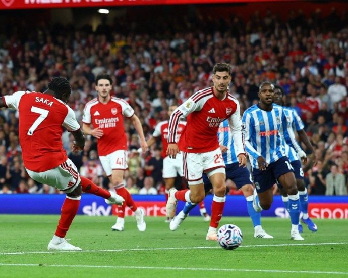 arsenal-rout-coventry-3-0-to-begin-premier-league-title-defence-in-style