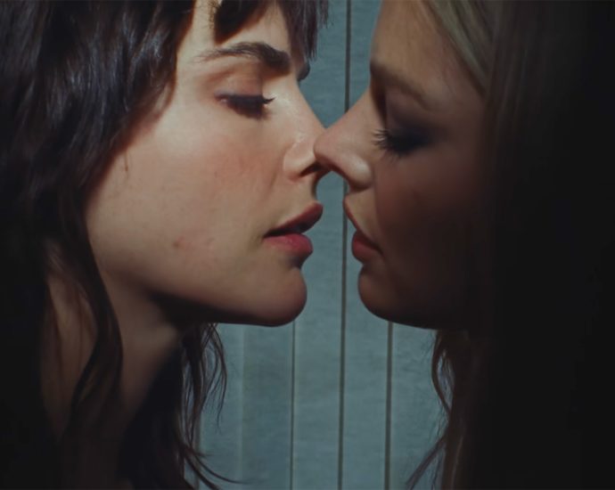 samara-weaving-licks-cara-delevingne’s-face-in-steamy-‘crazy,-baby’-music-video