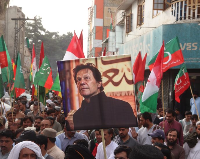 pakistan’s-pti-seeks-contempt-action-over-jailed-imran-khan’s-hospital-move