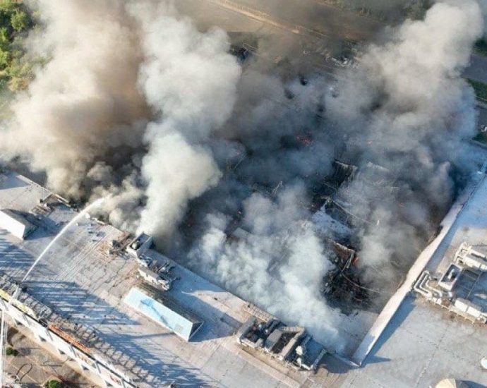 russian-strikes-kill-6-people-in-ukraine,-day-after-shopping-complex-attack