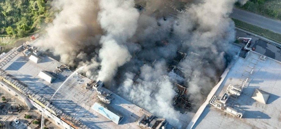 russian-strikes-kill-6-people-in-ukraine,-day-after-shopping-complex-attack