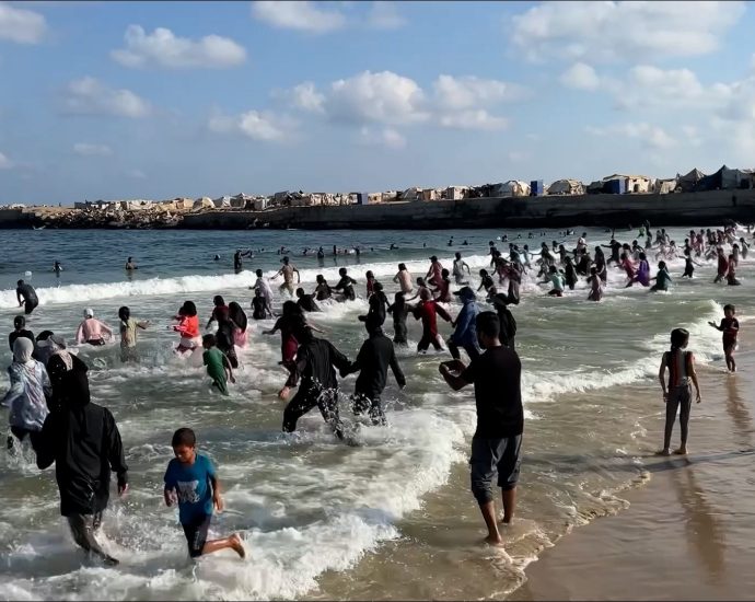 hundreds-of-children-take-part-in-swimming-class-on-gaza’s-shore