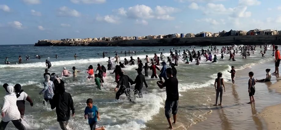 hundreds-of-children-take-part-in-swimming-class-on-gaza’s-shore
