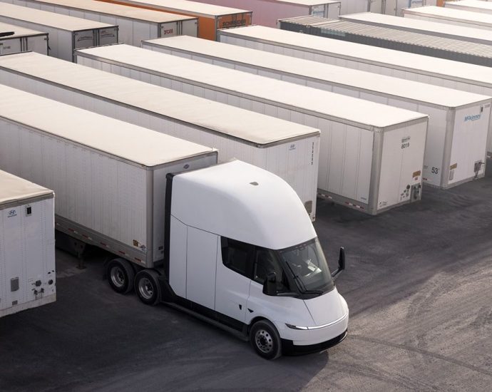 einride-orders-500-tesla-semis—the-automaker’s-biggest-electric-truck-order-to-date