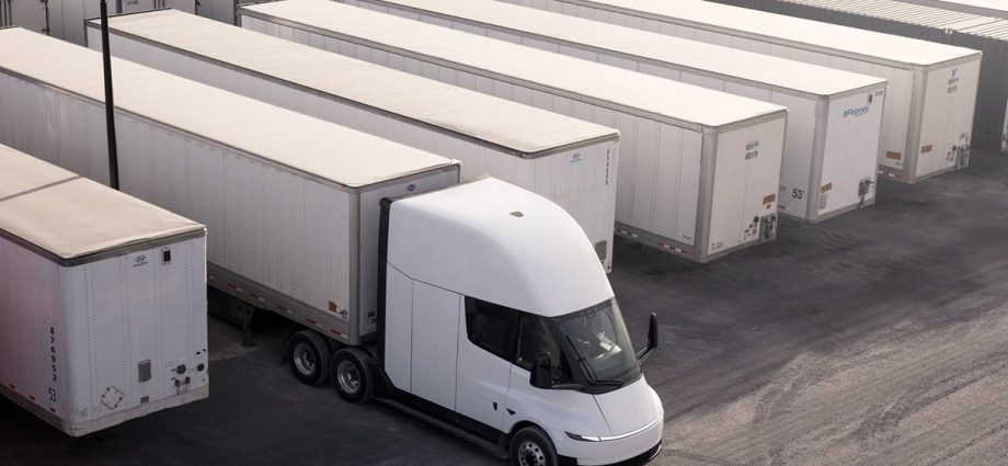 einride-orders-500-tesla-semis—the-automaker’s-biggest-electric-truck-order-to-date