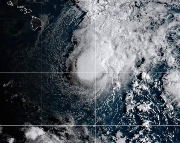 tropical-storm-moke-advances-towards-hawaii-with-heavy-rain,-strong-winds