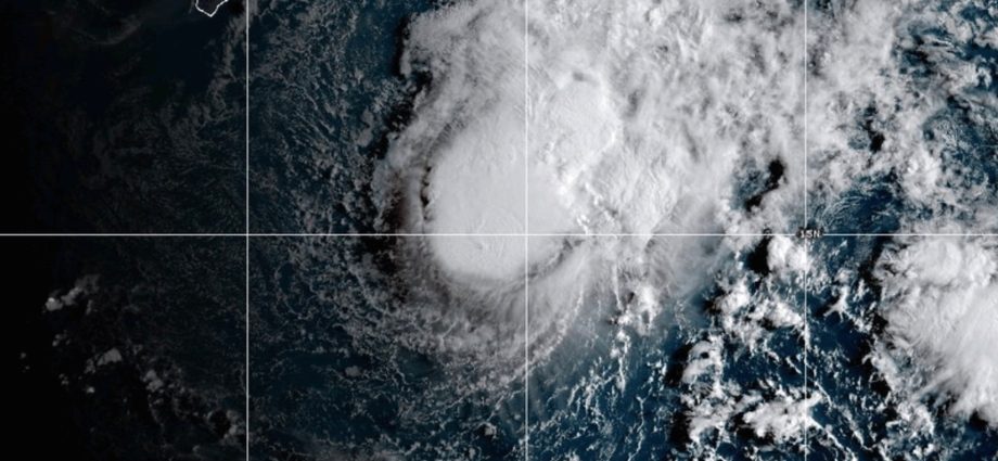tropical-storm-moke-advances-towards-hawaii-with-heavy-rain,-strong-winds