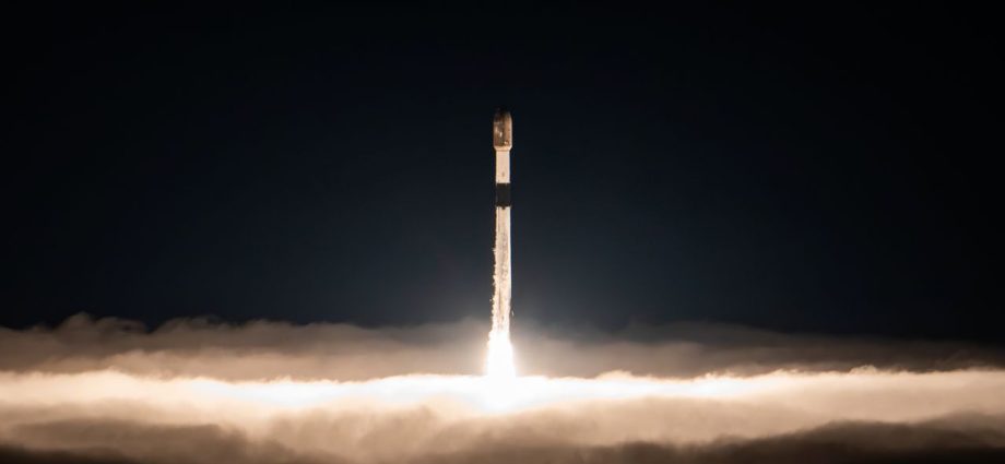SpaceX sends 27 Starlink satellites to orbit on 100th Falcon rocket launch of the year (video, photos)