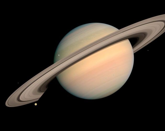 apod:-2026-august-23-–-cassini-approaches-saturn