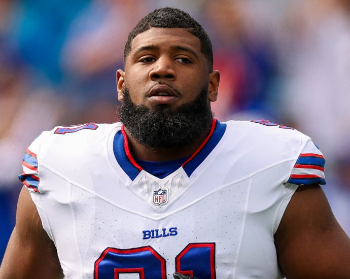 bills-tackle-ed-oliver’s-son-has-died,-team-announces