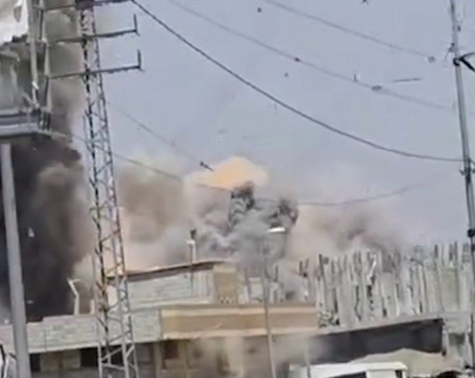 heavy-israeli-air-strike-hits-warehouse-in-central-gaza