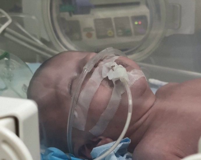 gaza’s-hospitals-are-running-out-of-oxygen-as-healthcare-nears-collapse