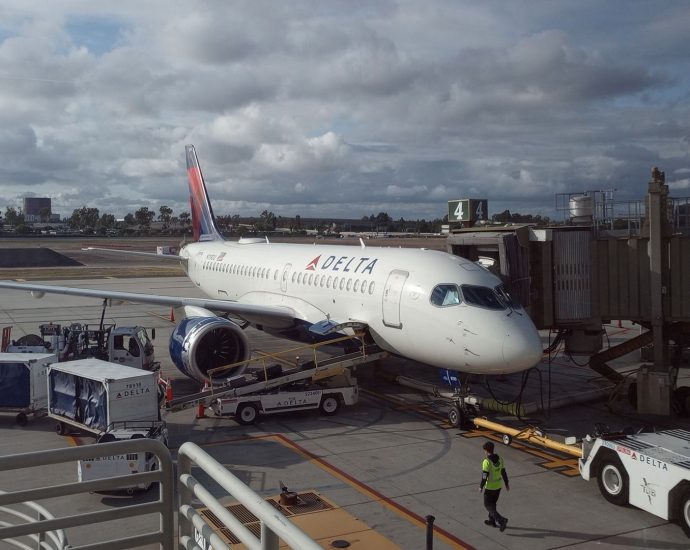 faa-order:-first-class-passengers-will-no-longer-be-able-to-sip-beverages-after-pushback
