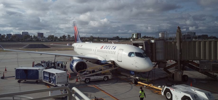faa-order:-first-class-passengers-will-no-longer-be-able-to-sip-beverages-after-pushback