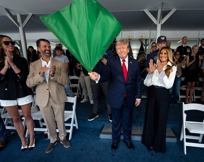 freedom-250-grand-finale:-race-cars,-air-force-one-and-one-bald-eagle