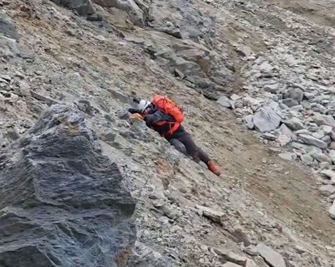 climbers-escape-rockfall-crossing-‘death-pass’-on-mont-blanc