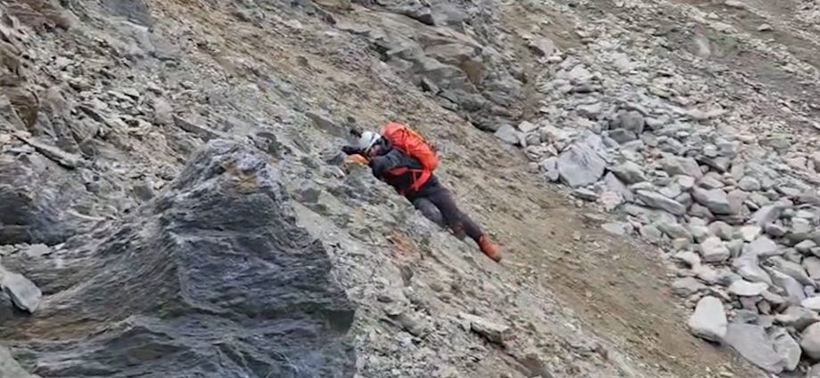 climbers-escape-rockfall-crossing-‘death-pass’-on-mont-blanc