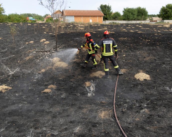 eu,-russian-aircraft-help-serbia-battle-wildfires