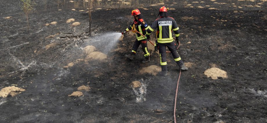 eu,-russian-aircraft-help-serbia-battle-wildfires