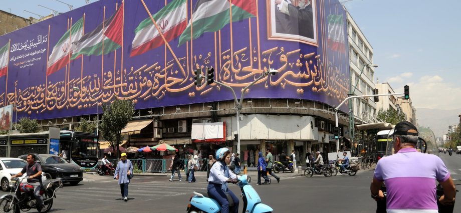 pakistan-army-official-going-to-iran,-reportedly-plans-to-discuss-us-sanctions
