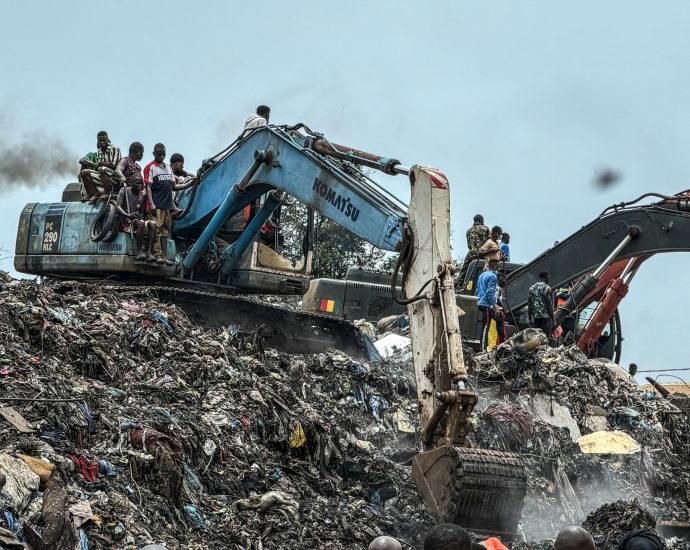photos:-towering-landfill-collapse-kills-30-in-guinea’s-capital,-conakry
